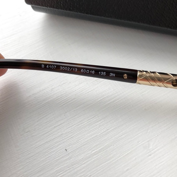 Burberry sunglasses with case - Picture 3 of 4